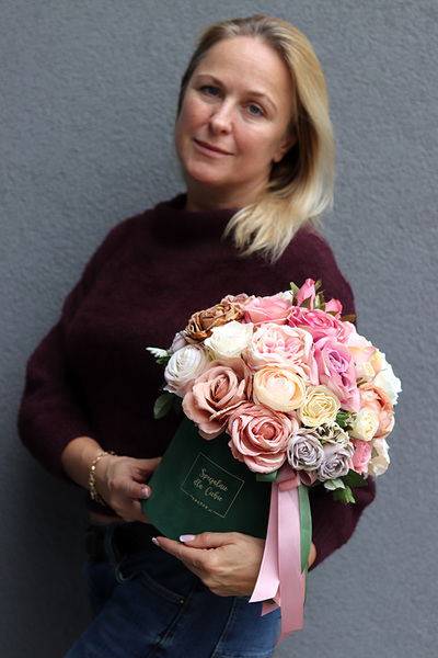 Delirte, bogaty welurowy flowerbox z różami, wys.28cm