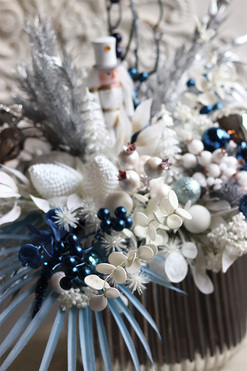 Niebieska Kraina, świąteczny stroik z dziadkiem, wym.64x60cm