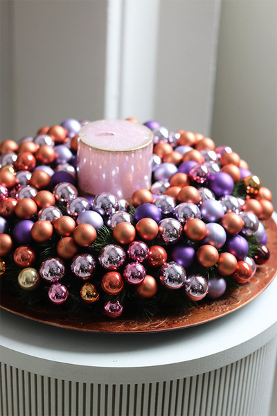 Perlana, stroik ze świecą na talerzu