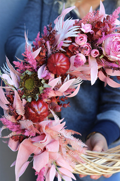 Różowa Poezja 2, asymetryczny jesienny wianek z dyniami, rozp.44cm 