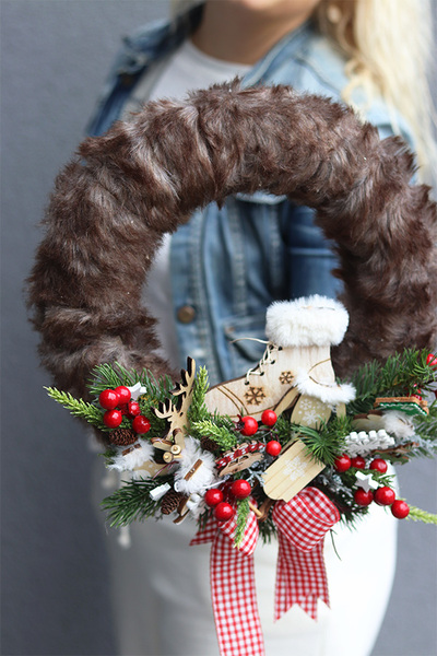 Futerko, asymetryczny zimowy wianek