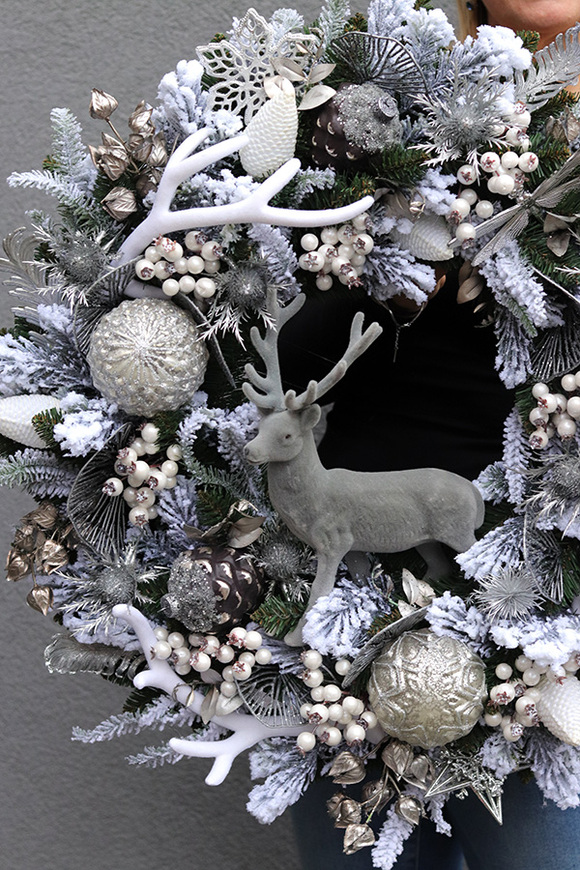 Srebrna Zima, biało-srebrny świąteczny wianek z reniferem