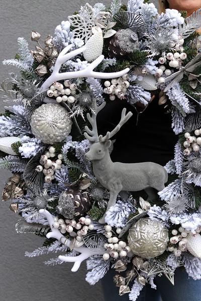 Srebrna Zima, biało-srebrny świąteczny wianek z reniferem