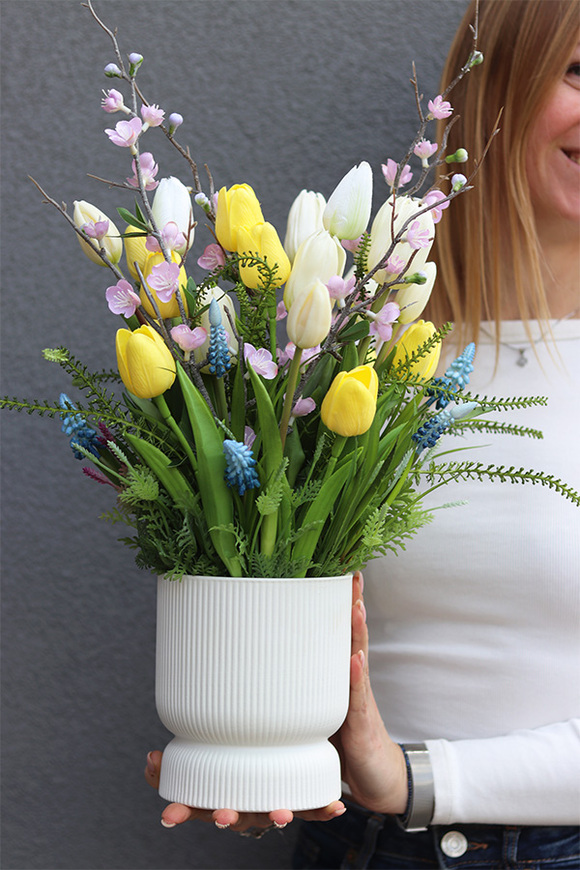 Hellite Pastelle, kompozycja wiosenna z tulipanami