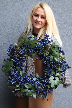 Granatowa Geruta, zimowy wianek z owocami, rozp.50cm 