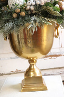 Elegancja Zimowa, kompozycja kwiatowa w złotym pucharze, wys.58cm