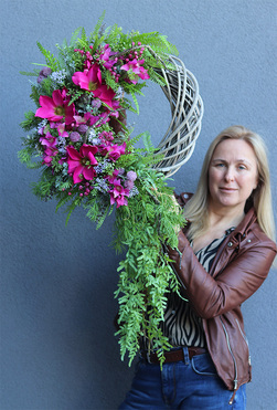 Magenta Love 3, asymetryczny wianek na drzwi, rozp.57cm