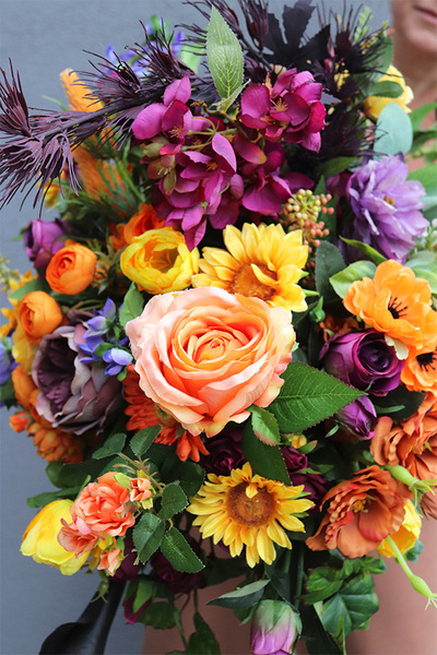 Kolory 2, bogata kompozycja kwiatowa w pucharze, wys.62cm 