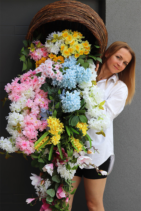 Wiosenne Pastele, kompozycja kwiatowa w naczyniu	