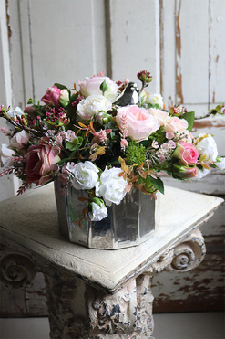 kompozycja kwiatowa w srebrnej donicy, Silver Pinko, wym.26x32cm