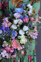 Grenicja, kompozycja kwiatowa w podłużnej donicy, wym.29x59cm