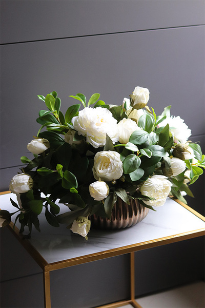 Meruta White, kompozycja kwiatowa z peoniami