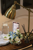 La Guel Blue, dekoracja kwiatowa w srebrnym naczyniu