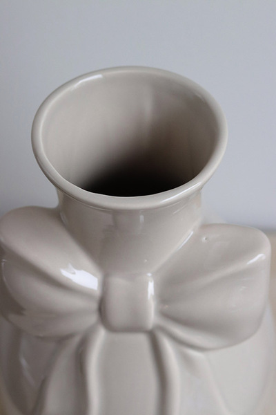 Kokarda Beige, wazon ceramiczny z kokardą