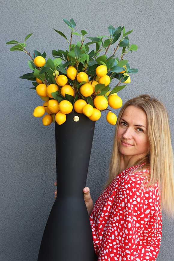Limone, bukiet cytryny w wysokim wazonie