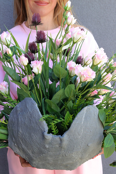 Adoria Volcan, kompozycja nagrobna w betonowej misie