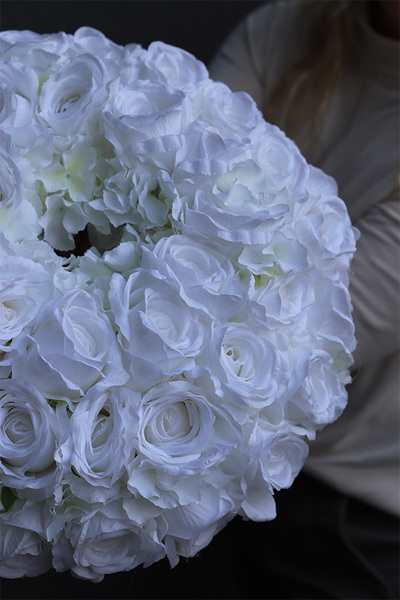 Rosariana White 2, dekoracyjny wianek z białych róż i hortensji