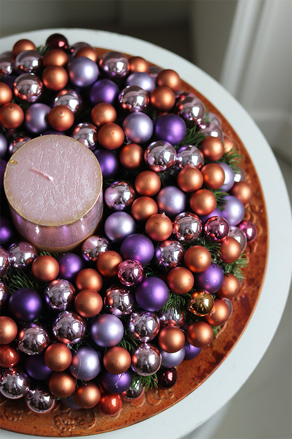 Perlana, stroik ze świecą na talerzu