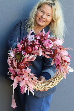 Różowa Poezja 2, asymetryczny jesienny wianek z dyniami, rozp.44cm 