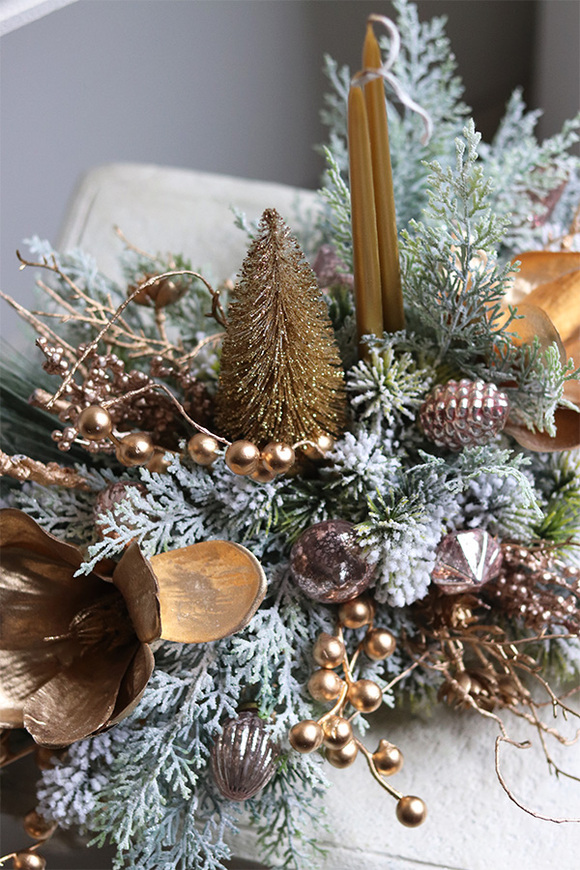 Gold Forest, świąteczny stroik ze świecami na tacce