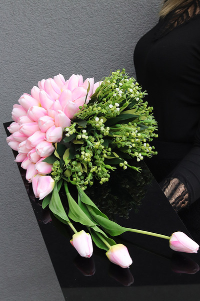 Tulippo New Design Pink, dekoracja nagrobna na czarnej podstawie