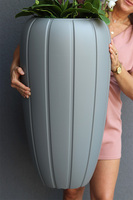 Szara Eminencja, sztuczny storczyk w szarej donicy