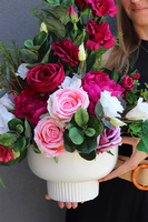 Caryca Delicja Japandi, kompozycja kwiatowa w naczyniu