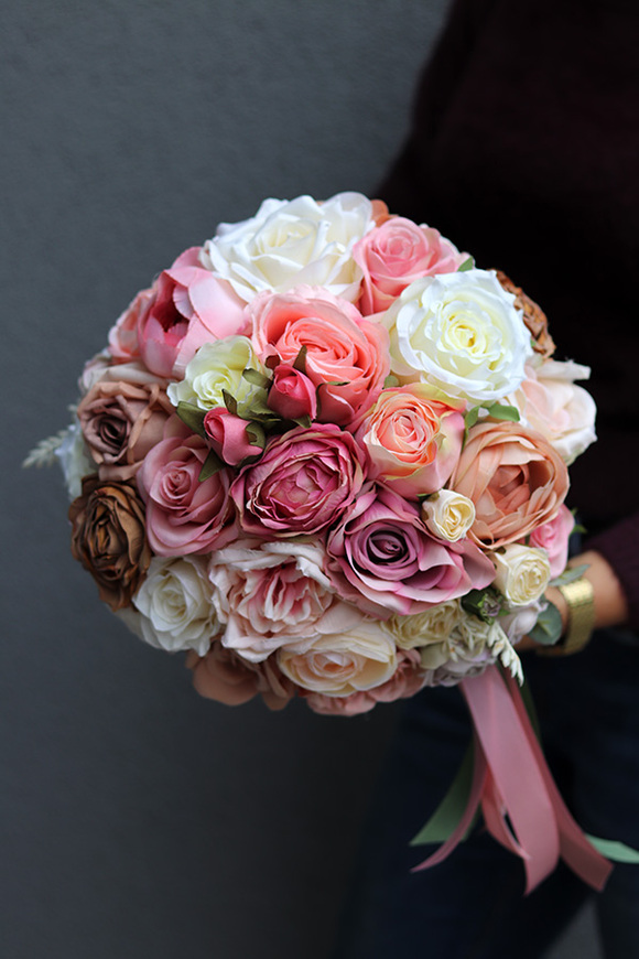 Delirte, bogaty welurowy flowerbox z różami, wys.28cm