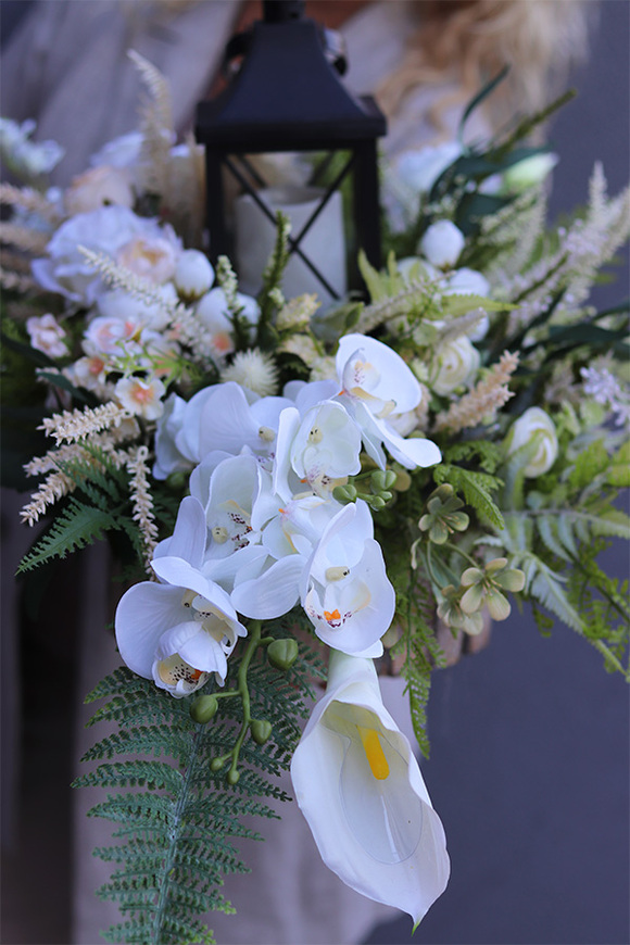 Biała Dama, dekoracja nagrobna z latarenką