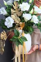 Amelia Eustoma White 2, kompozycja kwiatowa w wazonie, wys.64cm