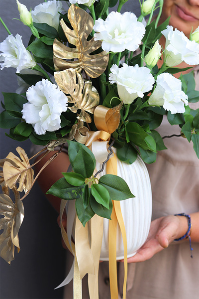 Amelia Eustoma White 2, kompozycja kwiatowa w wazonie, wys.64cm