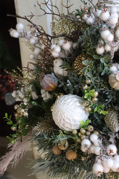 Elegancja Zimowa, kompozycja kwiatowa w złotym pucharze, wys.58cm