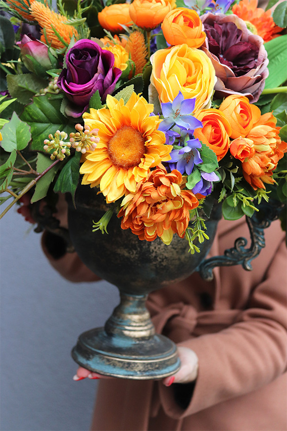 Kolory 2, bogata kompozycja kwiatowa w pucharze, wys.62cm 