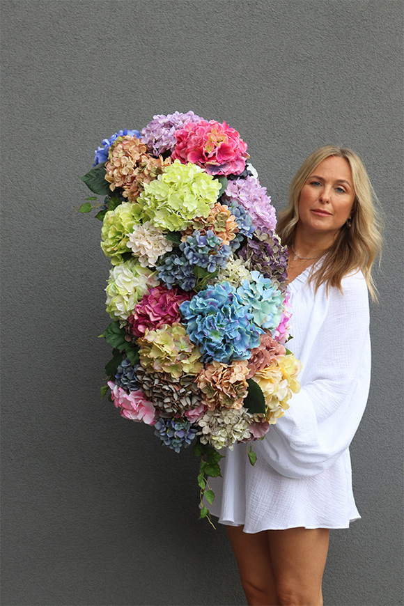 Colores Spain, długi kosz z kolorowymi hortensjami