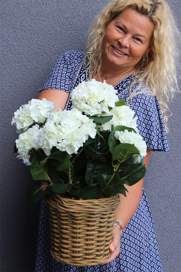 Hortensje Classic, kompozycja kwiatowa w ceramicznym koszu