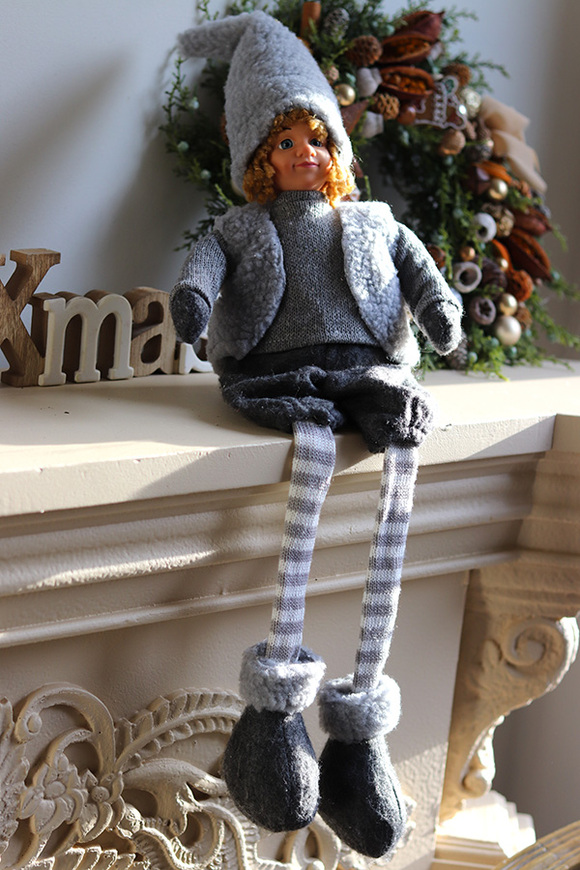 Zimowy Chłopiec, dekoracyjna lalka siedząca