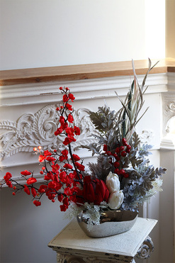 Berenika Red Glamour, kompozycja kwiatowa w naczyniu, wym.70x60x26cm