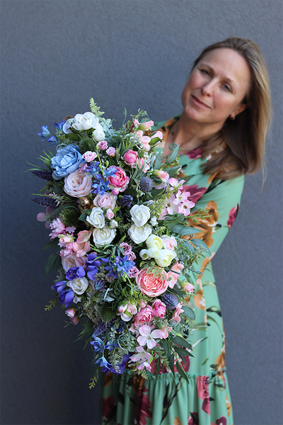 Grenicja, kompozycja kwiatowa w podłużnej donicy, wym.29x59cm