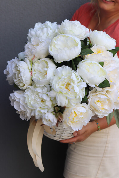 Romance Peonies, kosz z peoniami
