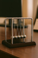 Wahadło Kulki Newtona, gadżet na biurko B