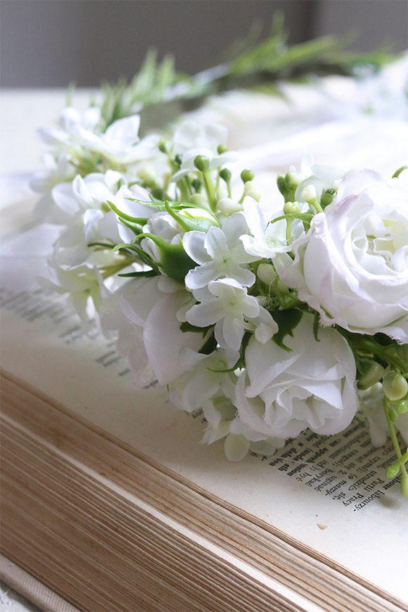 wianek komunijny z różami