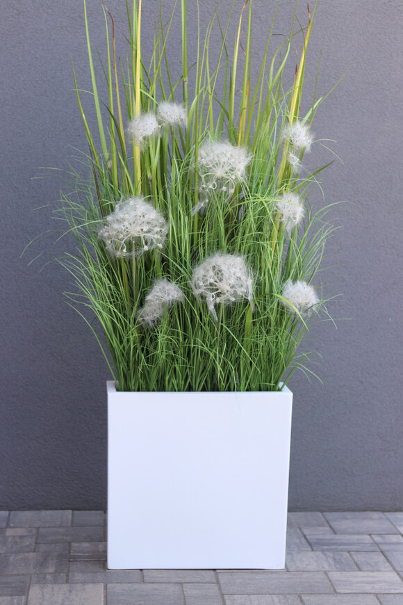 Fiberglass Marco 3, sztuczne trawy w białej donicy