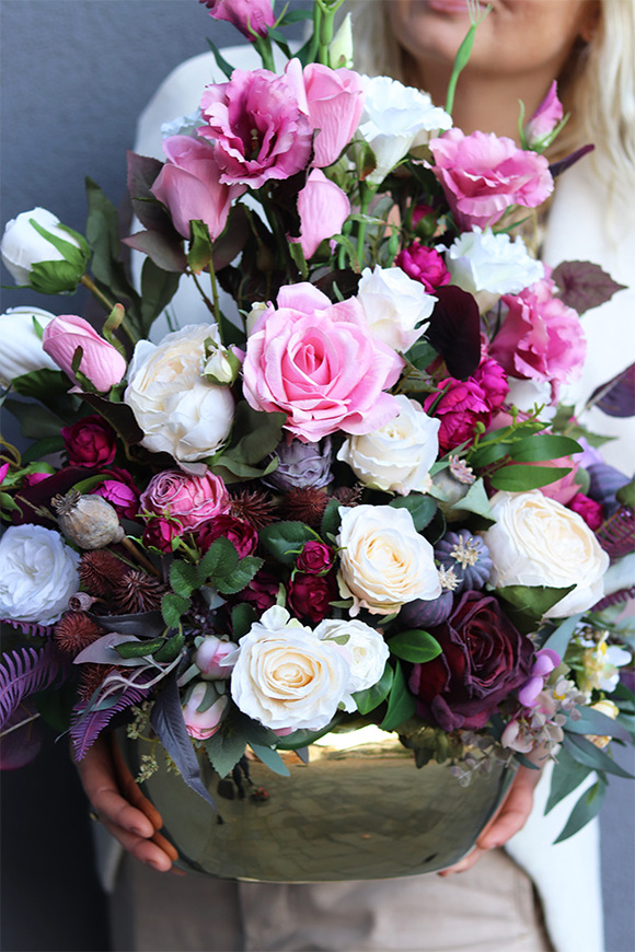 Derenata, kompozycja kwiatowa na komodę