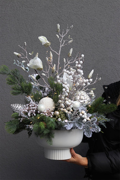 Magnolia Winter, zimowa kompozycja w osłonce, wym.67x45cm