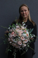 Czarowna Eligia Embassy, elegancka kompozycja kwiatowa