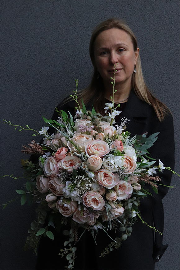 Czarowna Eligia Embassy, elegancka kompozycja kwiatowa