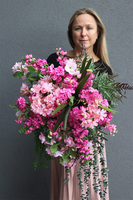 Bretania, kwiatowa kompozycja w czarnej, metalowej donicy