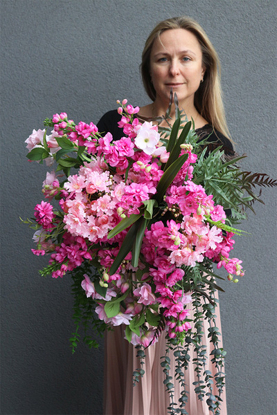 Bretania, kwiatowa kompozycja w czarnej, metalowej donicy