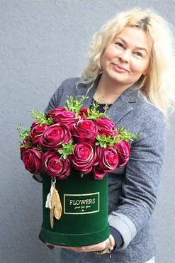 Deep Pink Green, różany flowerbox z bukszpanem, wys.38cm 