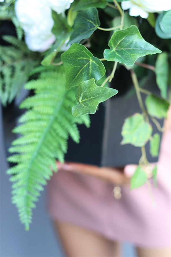 Malano Roses, kompozycja nagrobna w czarnym naczyniu